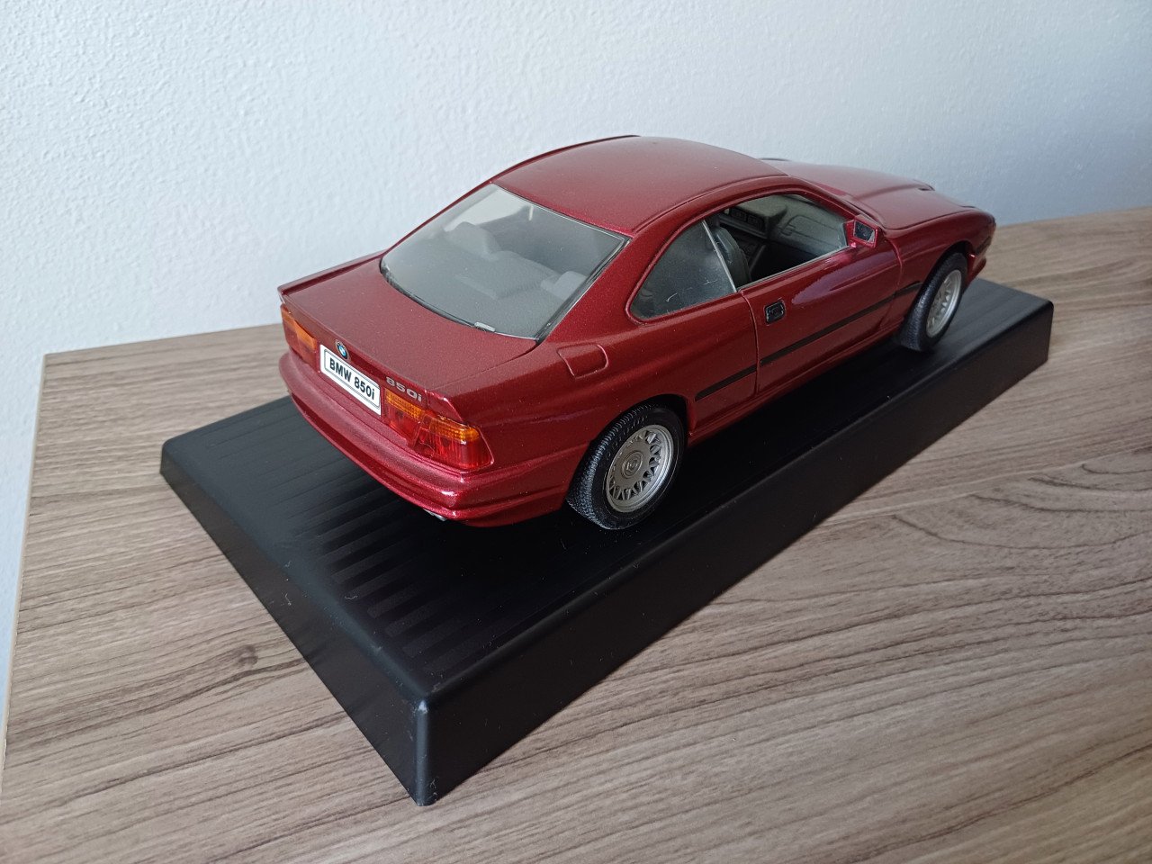 BMW 850i (1990) - Road Legends 1:18