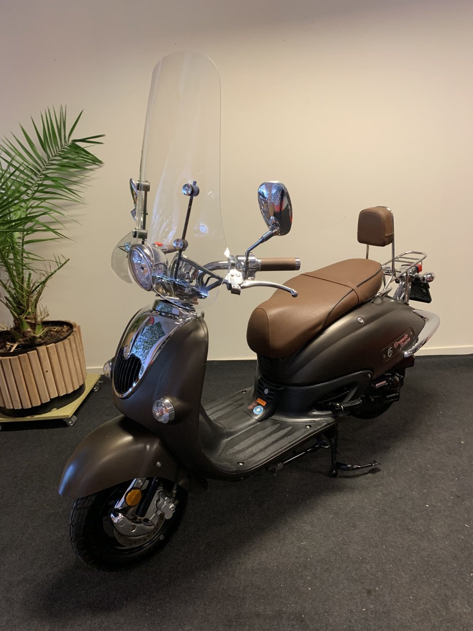 RETRO SCOOTER EURO 5 MET WINDSCHERM NU 895,= RIJKLAAR
