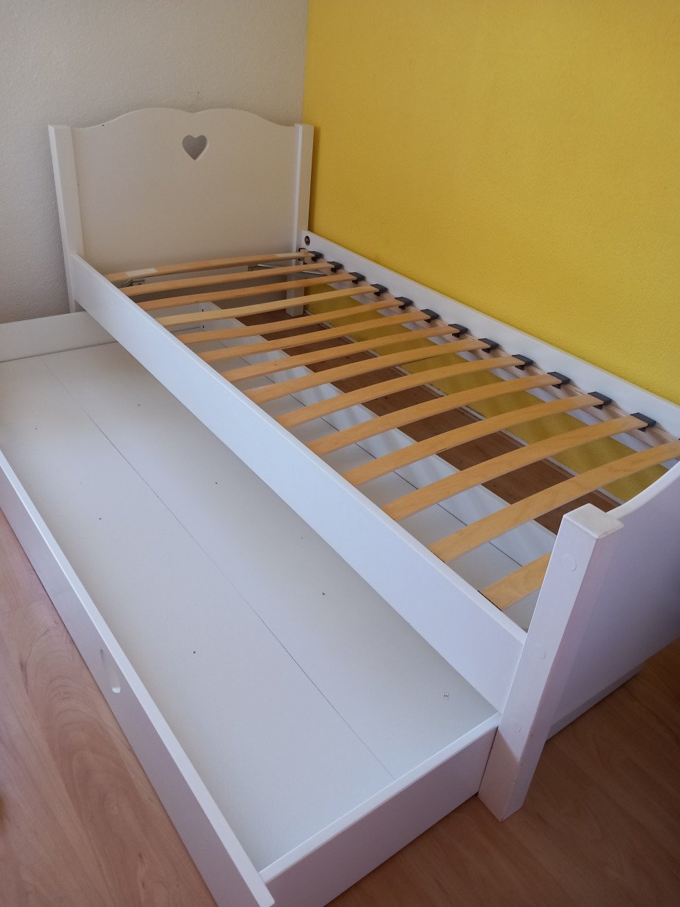 Massief houten bed met lade en hartjesdetail