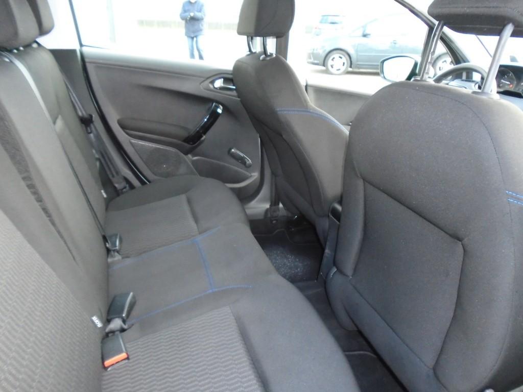 Peugeot 208 1.2 puret. signature