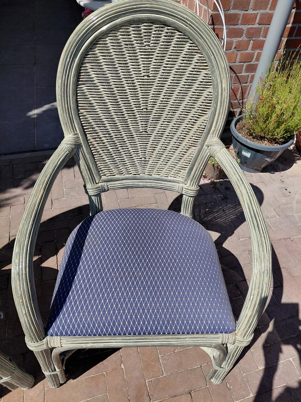 Twee rieten stoelen