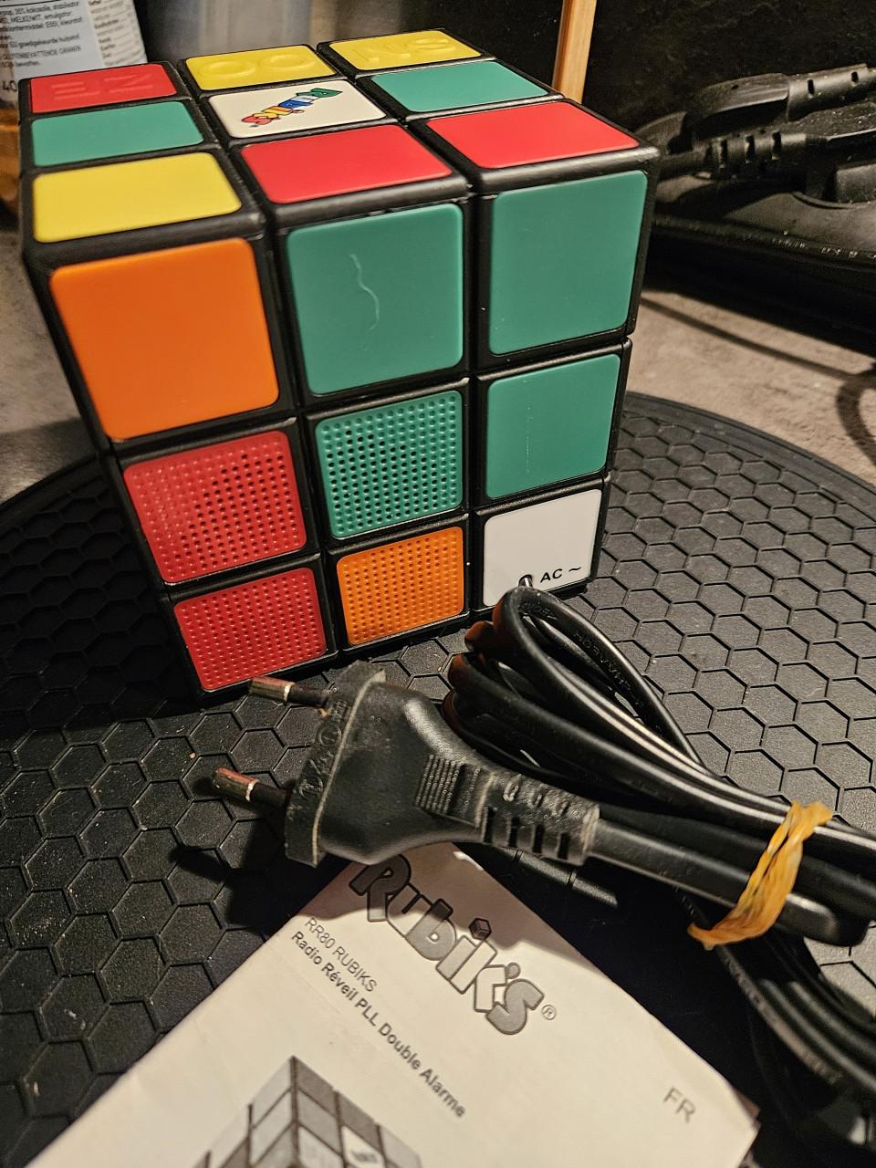 Werkende grote vrolijke vintage Bigben Rubik's cube wekkerradio