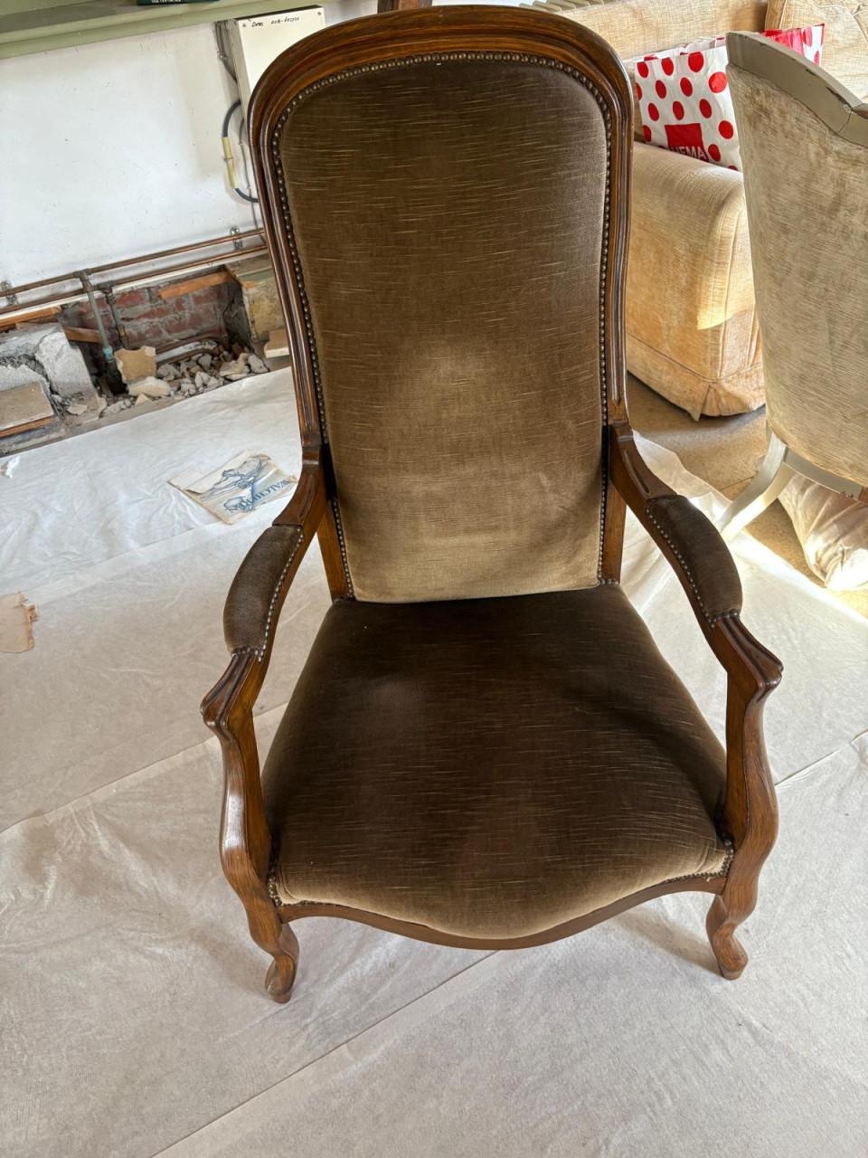 Fauteul met bruine, velours bekleding