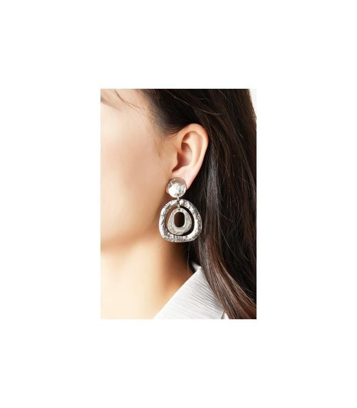 Oorclips matte zilverkleurige open vormen en gehamerd motief