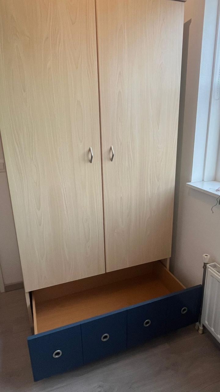 Slaapkamer kast met nachtkastje