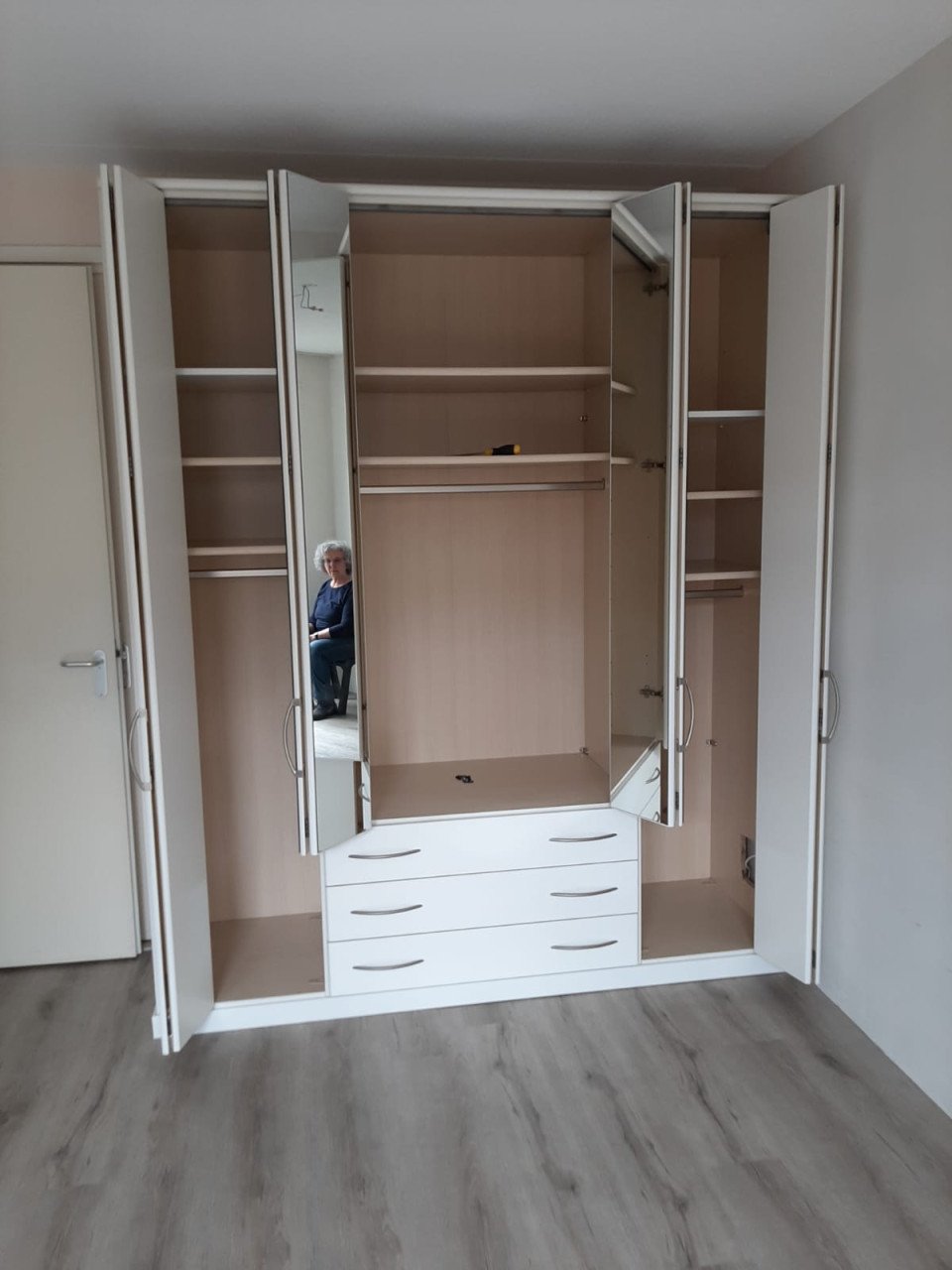 Mooie witte kast met spiegeldeur
