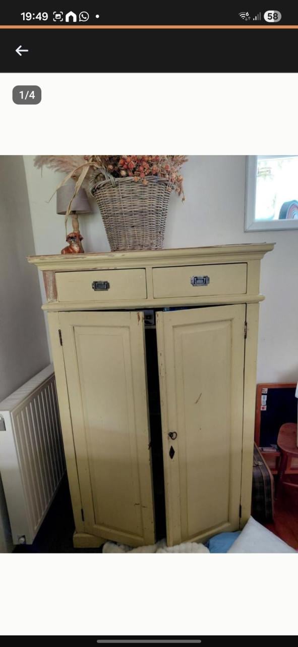 Antieke kast, 2 poppen, wieg/mozes mand, rieten stoeltjes