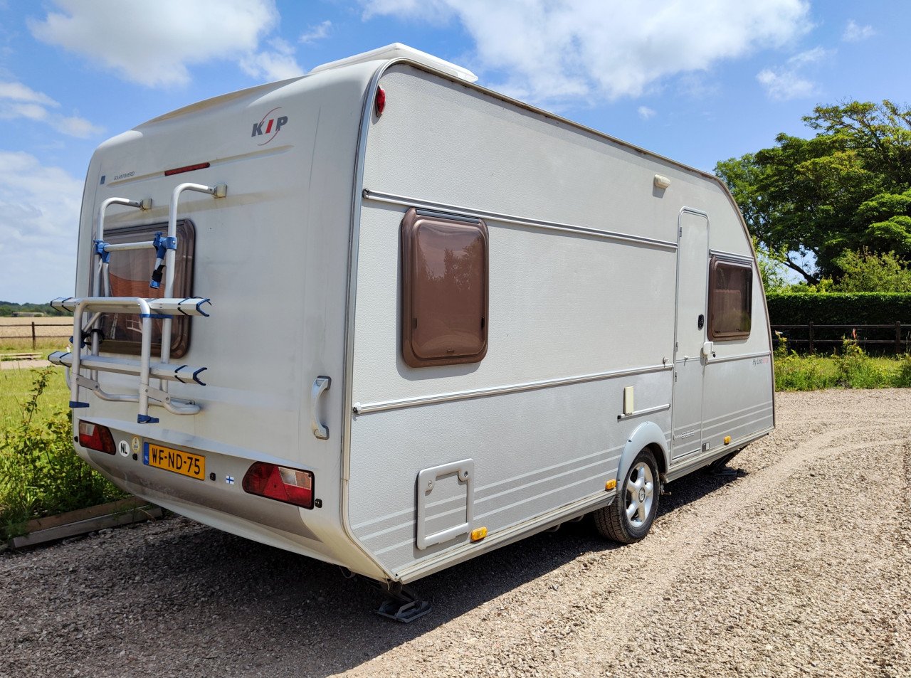 Luxe Kip caravan zeer compleet, incl. voortent en luifel.