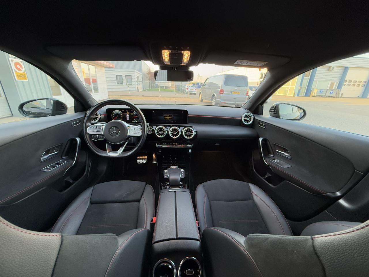 Mercedes-Benz A-klasse - 180 d AMG | Widescreen | Camera | Sfeer | Carplay