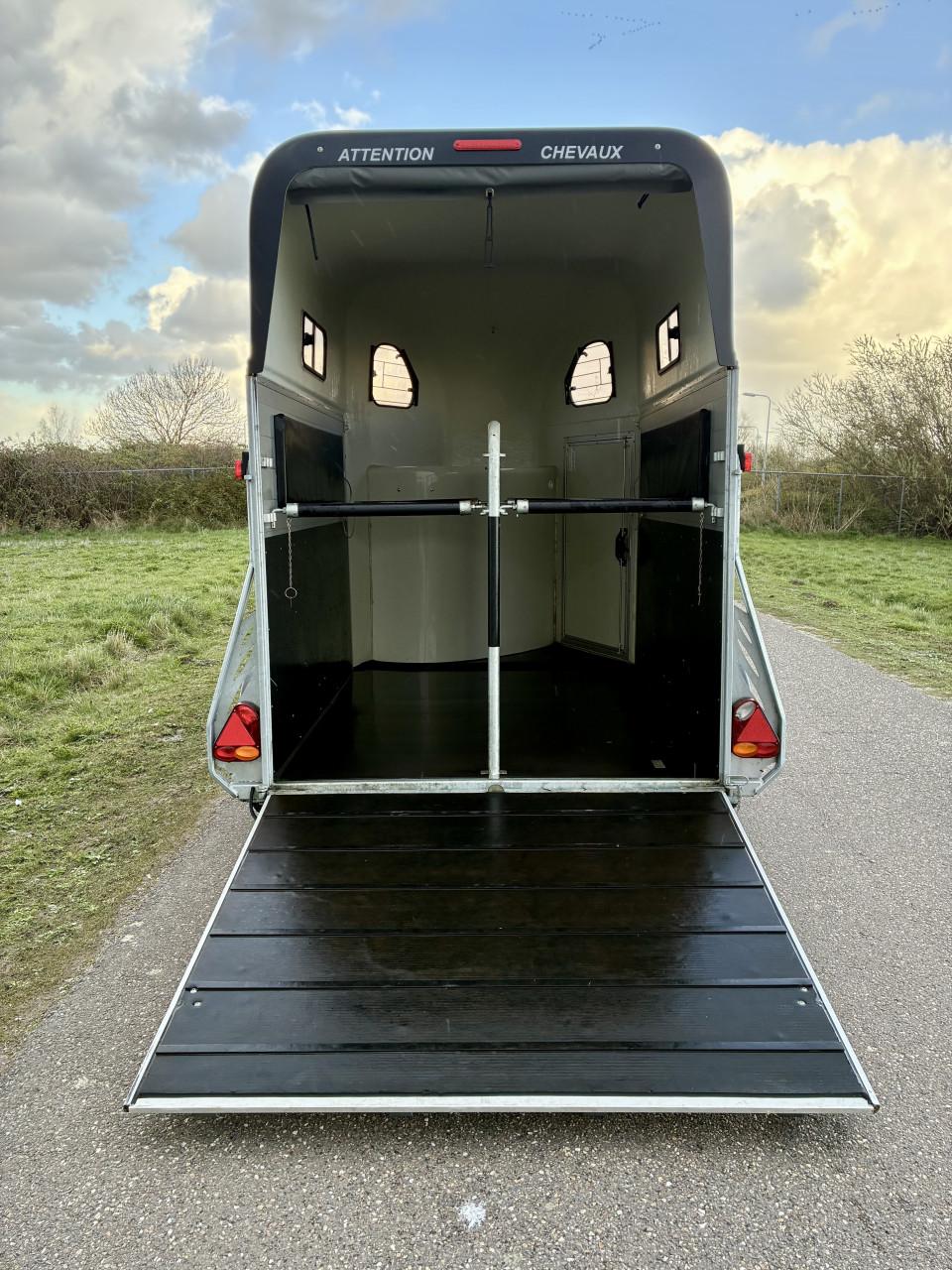 2 paards aluminium Cheval Liberte met zadelkamer en klep/deur