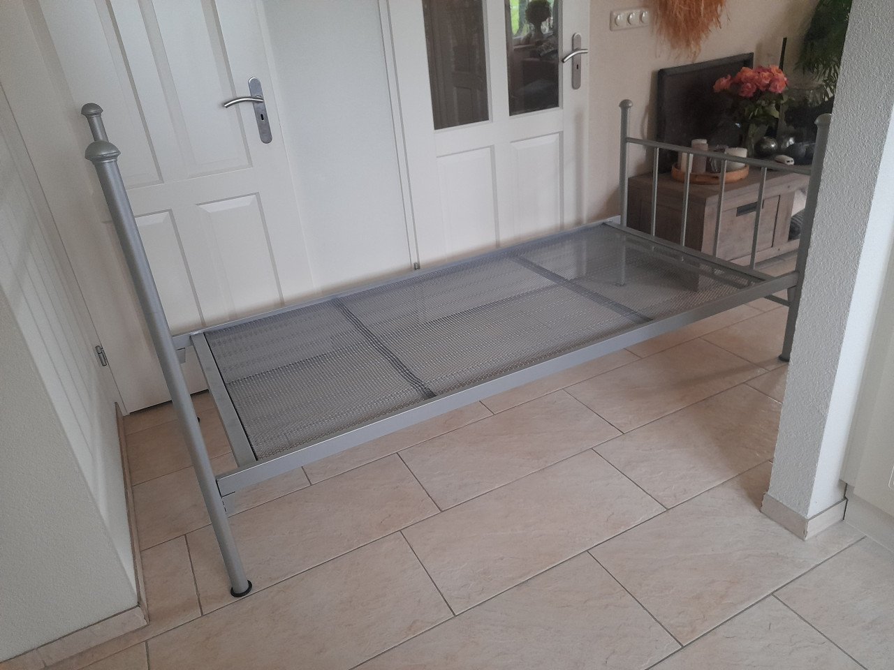 Metalen 1 persoons bed (in goede staat 90 x 200