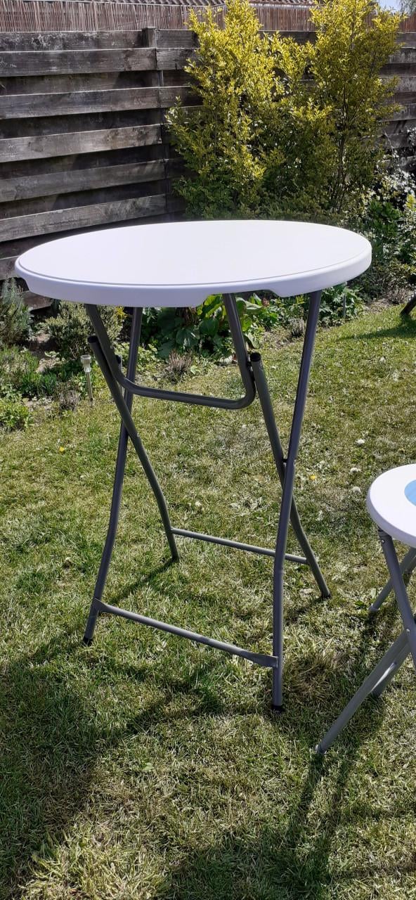 Statafels 2x met 4 krukjes en Tafelrokken. Deze zijn NIEUW