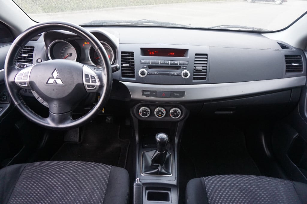 Mitsubishi Lancer sports sedan 1.8 invite airco / cruise / elektr. ramen / 