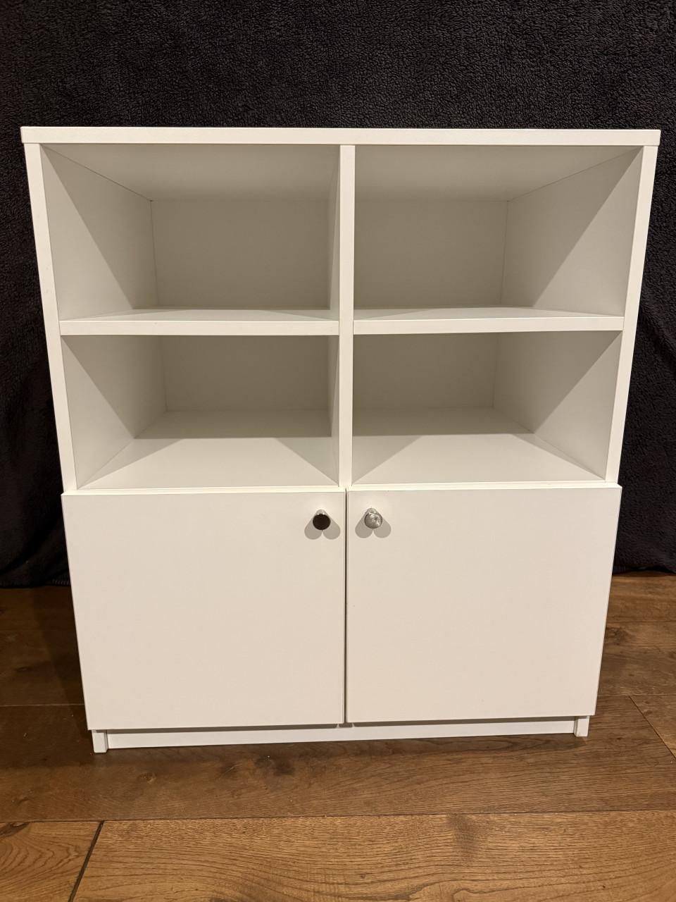 Degelijke vakkenkast