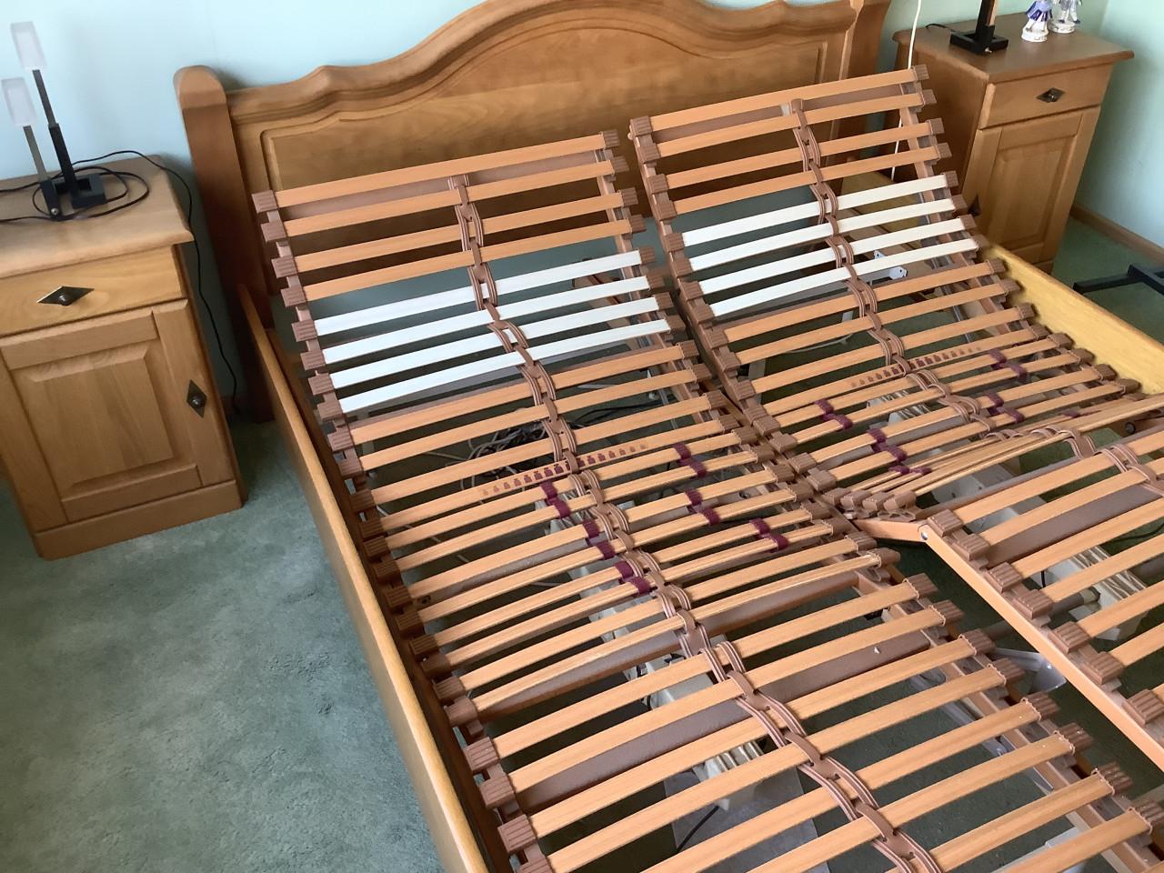 Twee persoonsbed en hang-leg kast