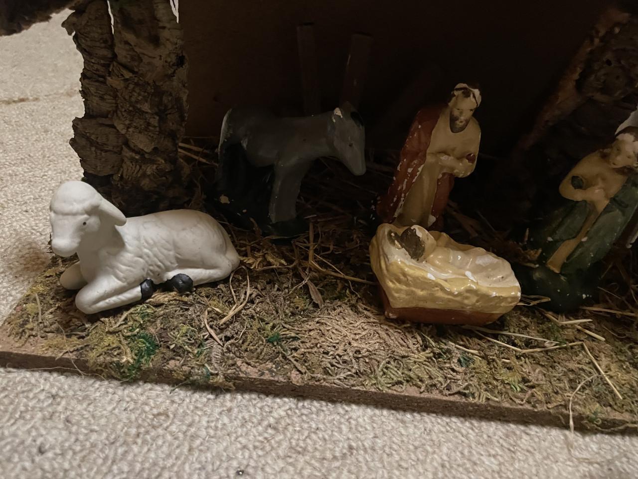 Kerststal met beeldjes