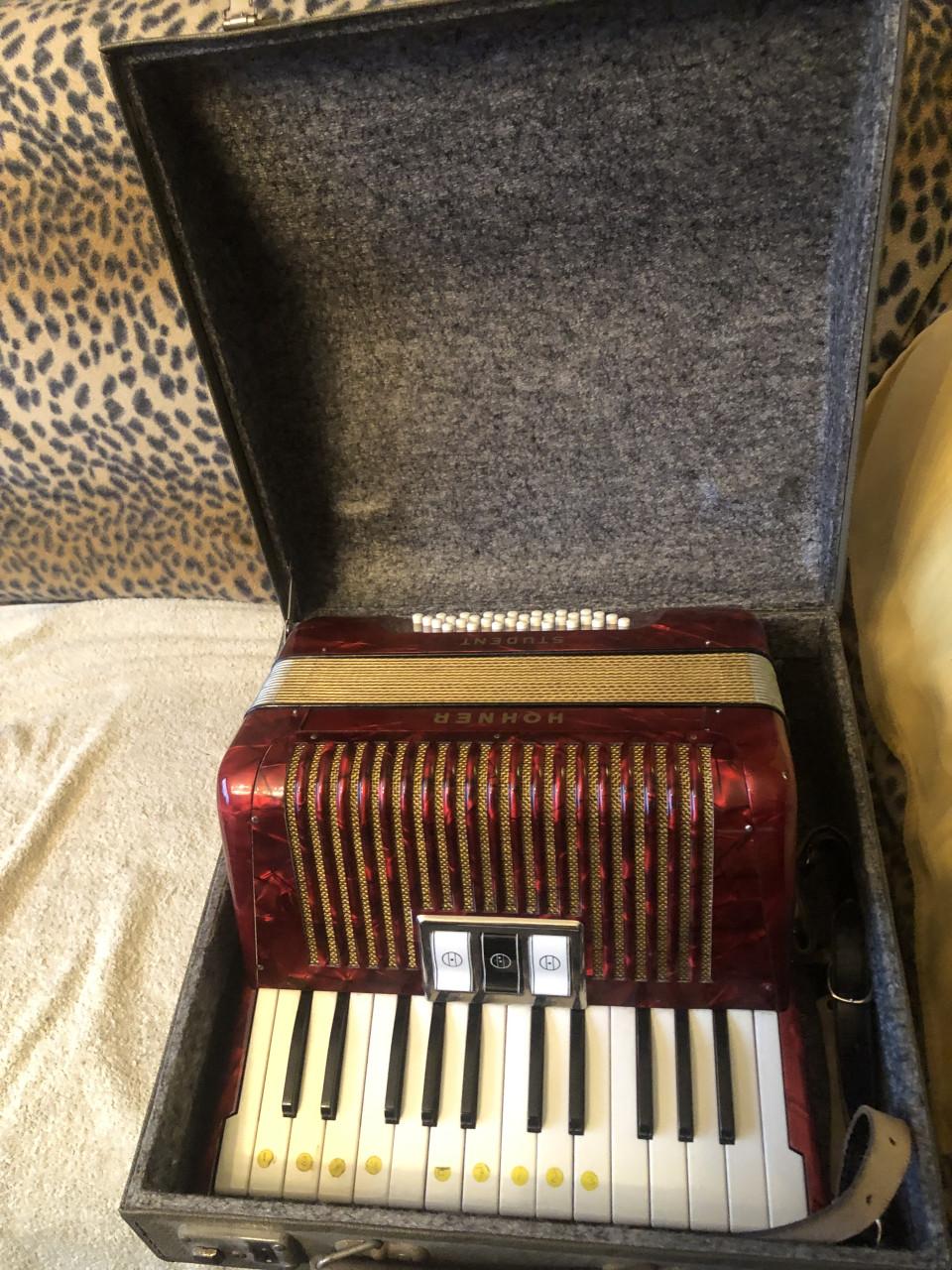 ACCORDEON HOHNER STUDENT 32 bas in koffer.