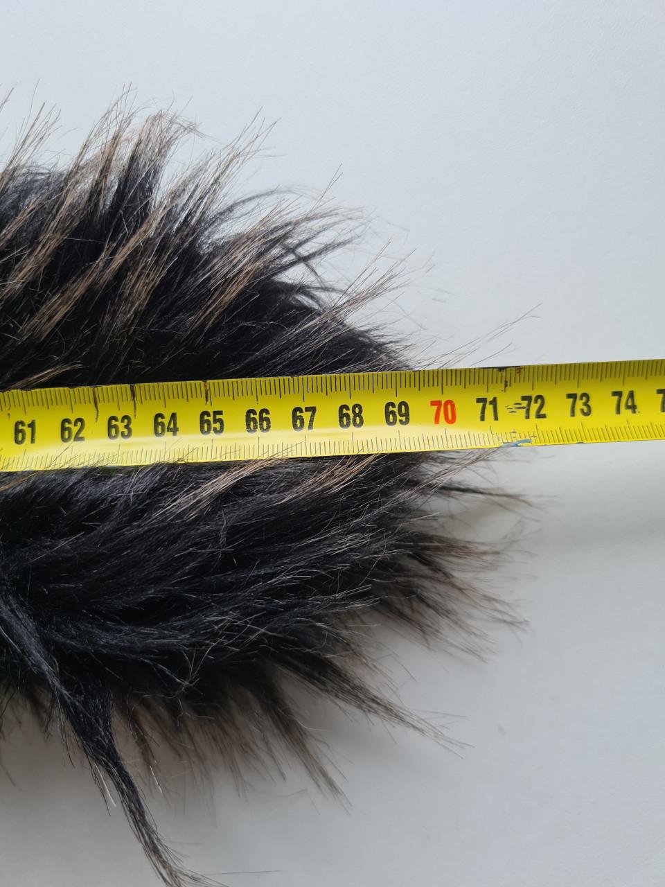 Zwart / grijs gemêleerd, imitatiebont (faux fur) kraag of stola.