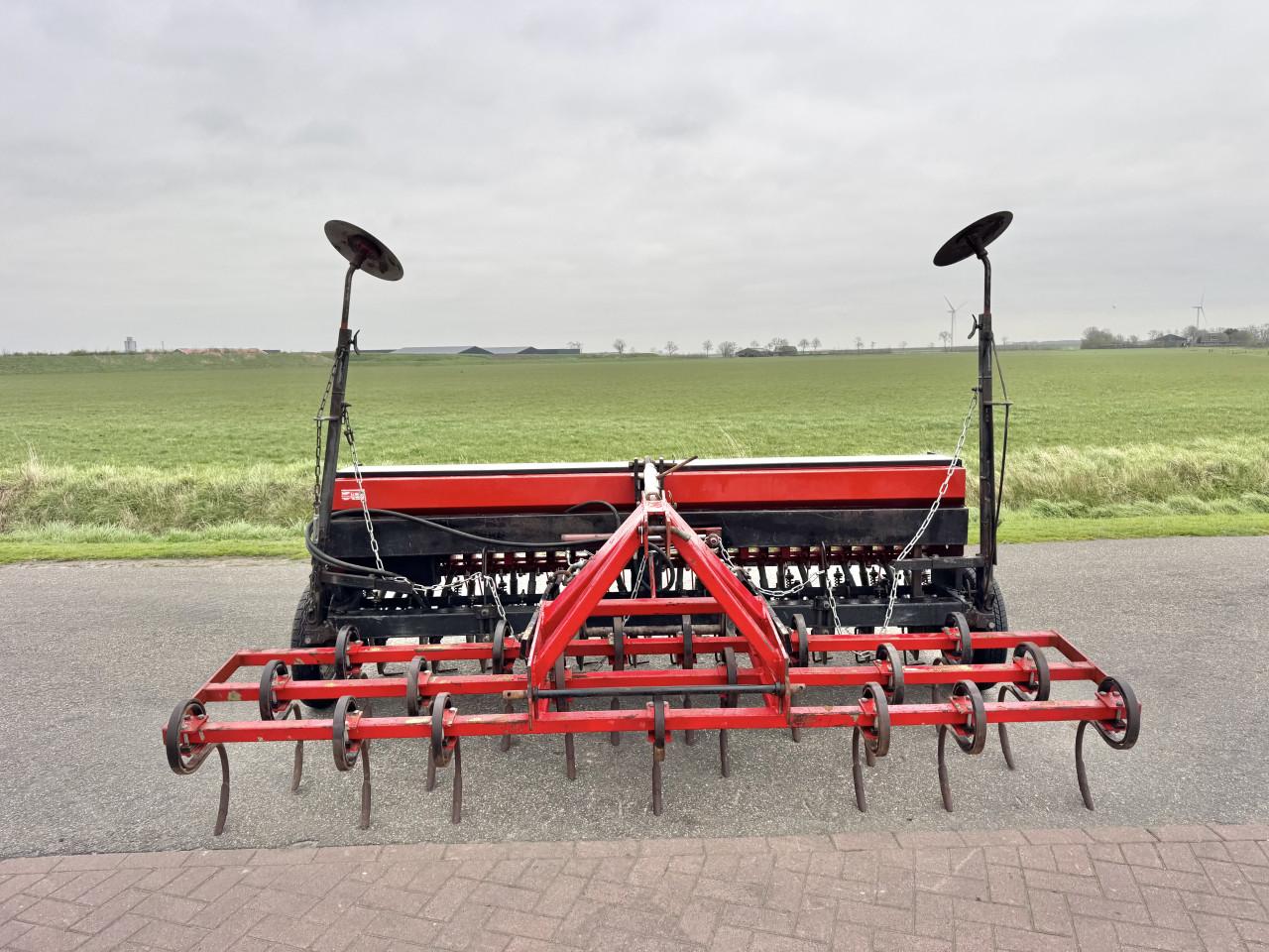 Roger zaaimachine met triltand eg 3 Mtr