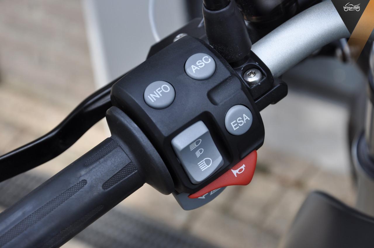 BMW R1200R 2012 met 33200 kilometers!