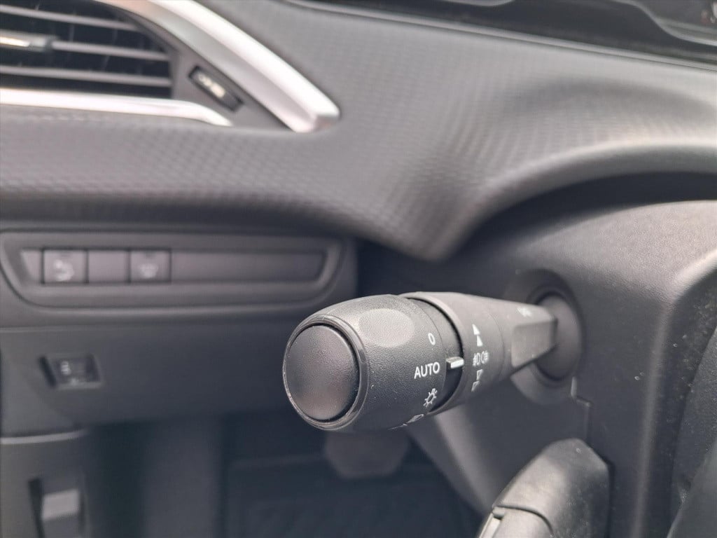 Peugeot 208 allure 1.2-110pk 5d (vol)automaat(eat6) navigatie | apple carpl