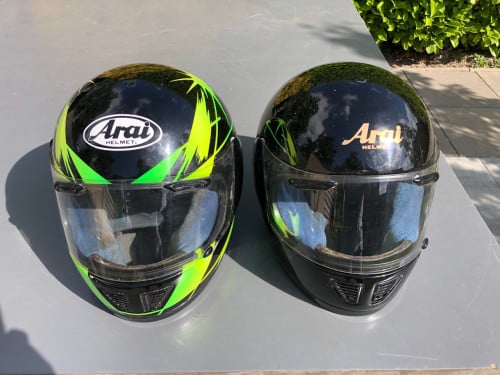 Tk 2x arai motorhelm met lichte beschadigingen maat m en s.