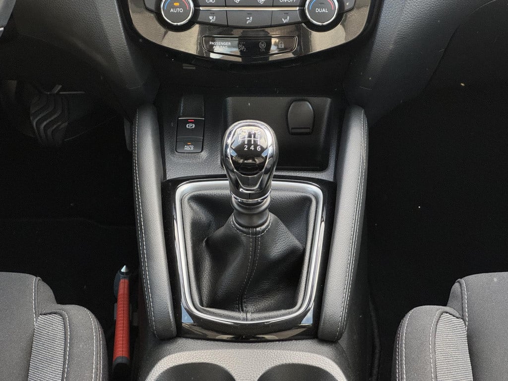 Nissan Qashqai 1.2 n-connecta design pack | trekhaak | panoramadak | naviga