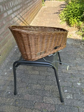 Rieten hondenmandje voor bagagedrager