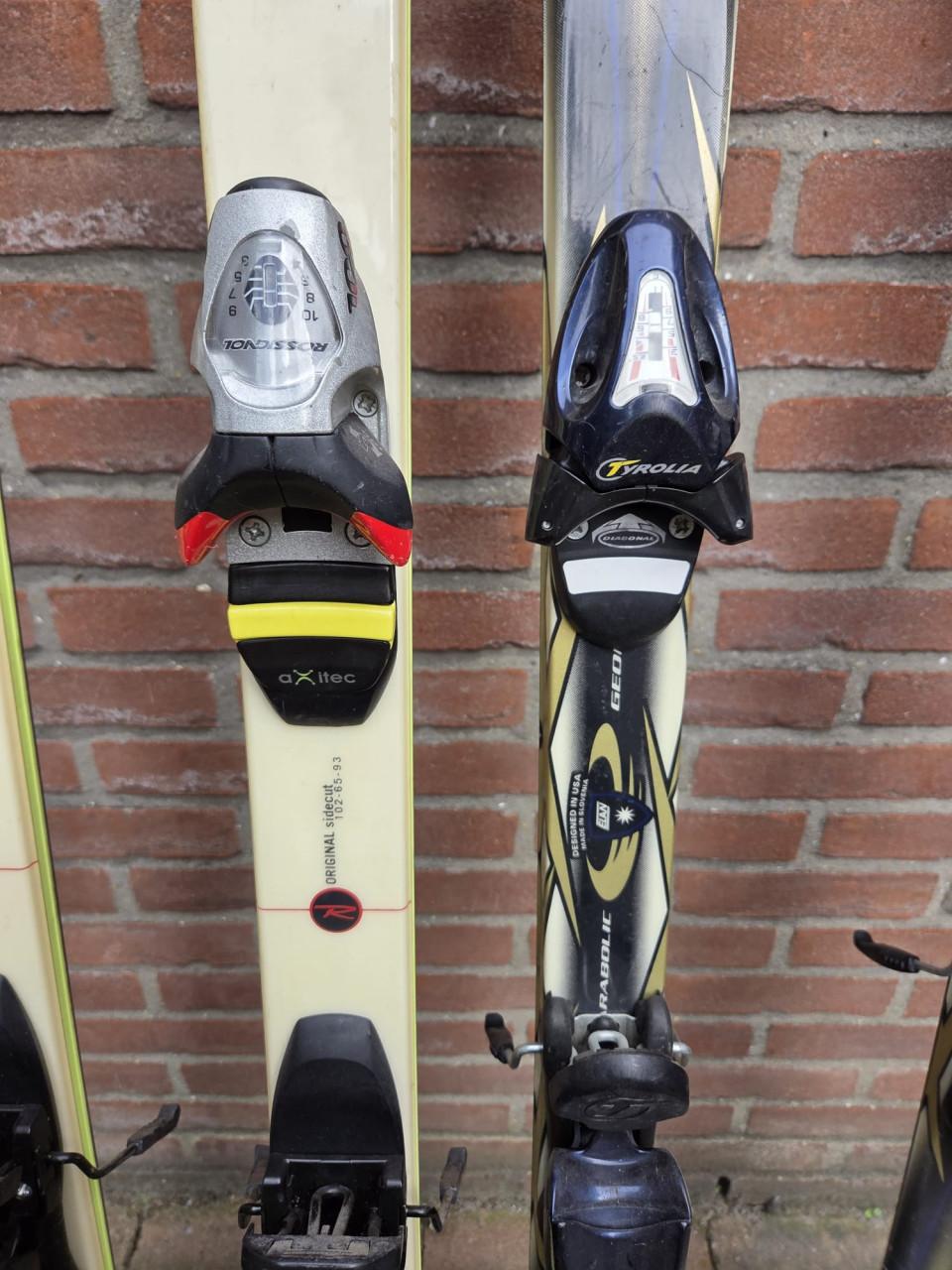 2 paar ski's en 1 paar skischoenen