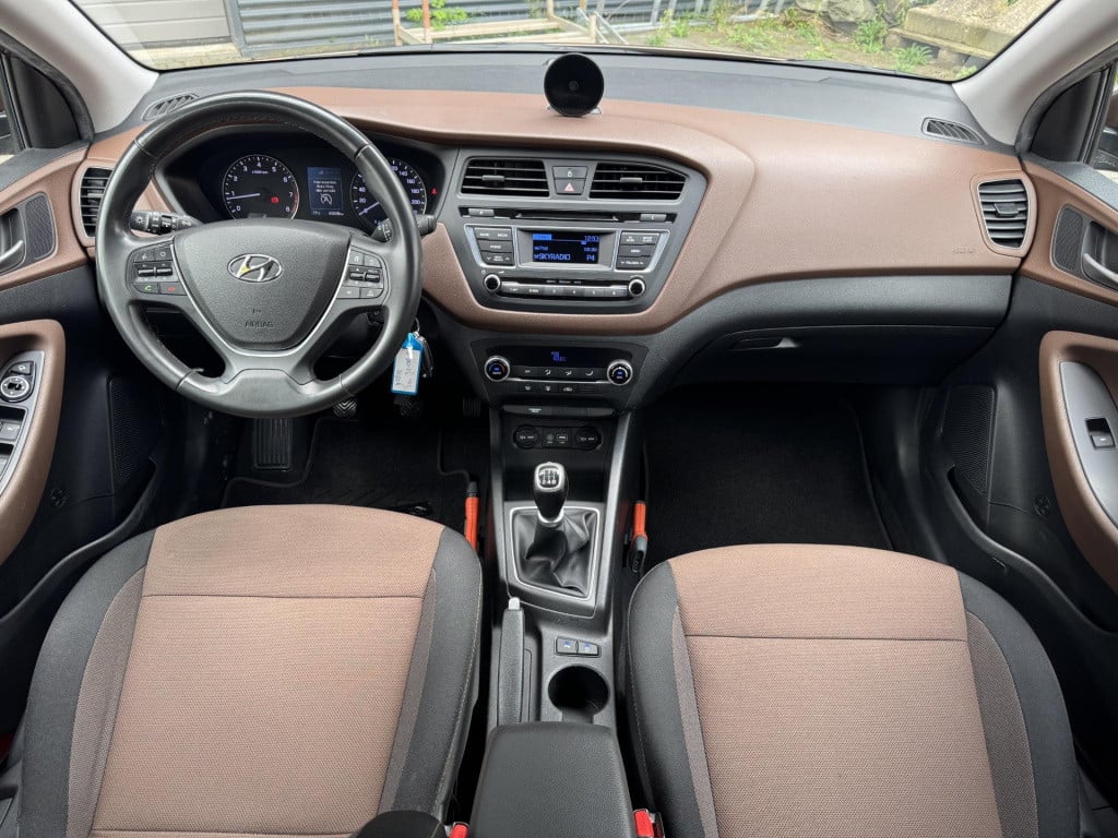 Hyundai I 20 1.2 hp i-motion premium | panoramadak | cruise & climate contr