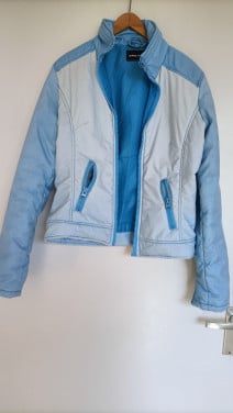 Mooie jas, wit en lichtblauw. Maat S/M. Merk Only.