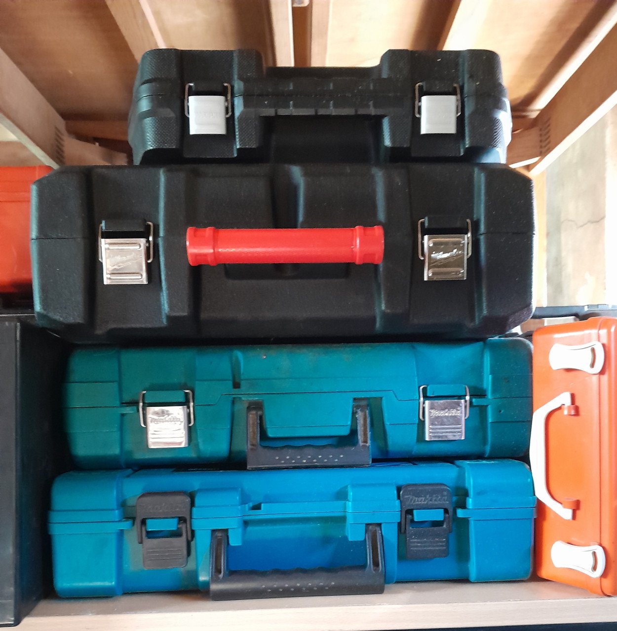 Diverse metalen en kunststof ladenkasten+gereedschapkoffers