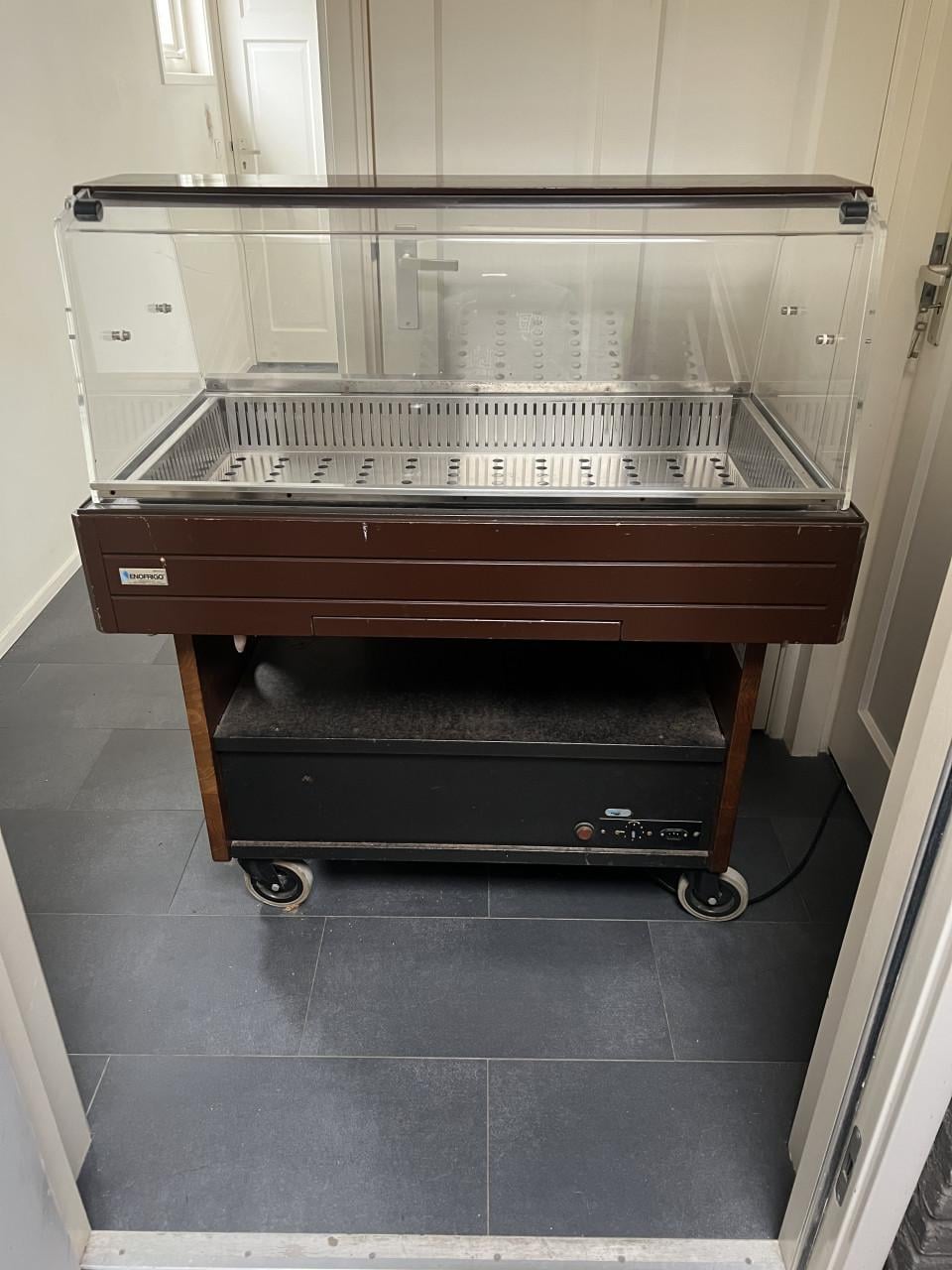 Retro koelvitrine op wieltjes