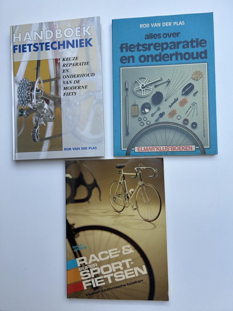 3 Boeken over fietsreparatie, onderhoud, en techniek.