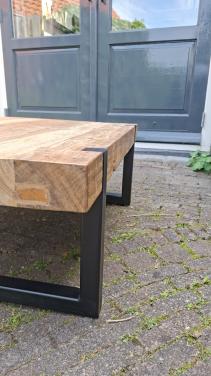 Salontafel van massief hout met metalen poten