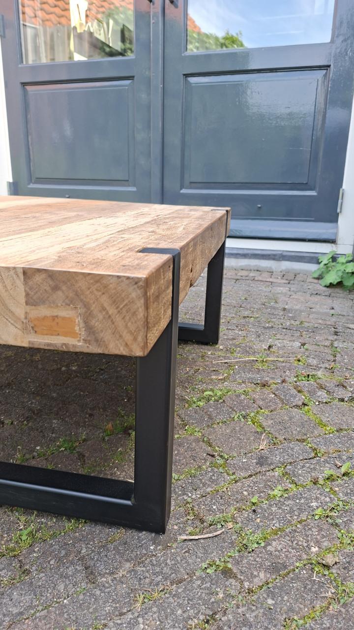 Salontafel van massief hout met metalen poten