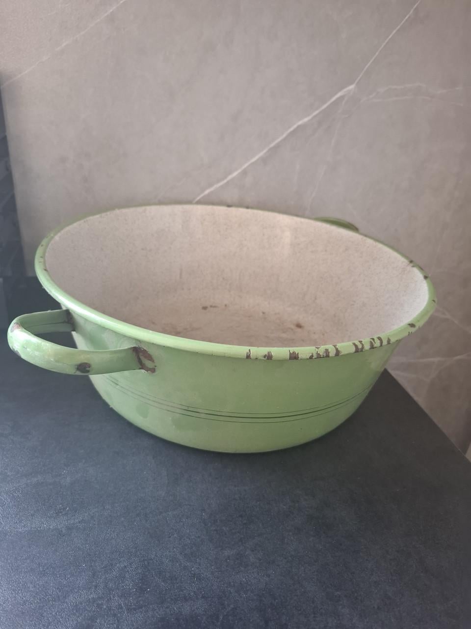 Groene emaille schaal