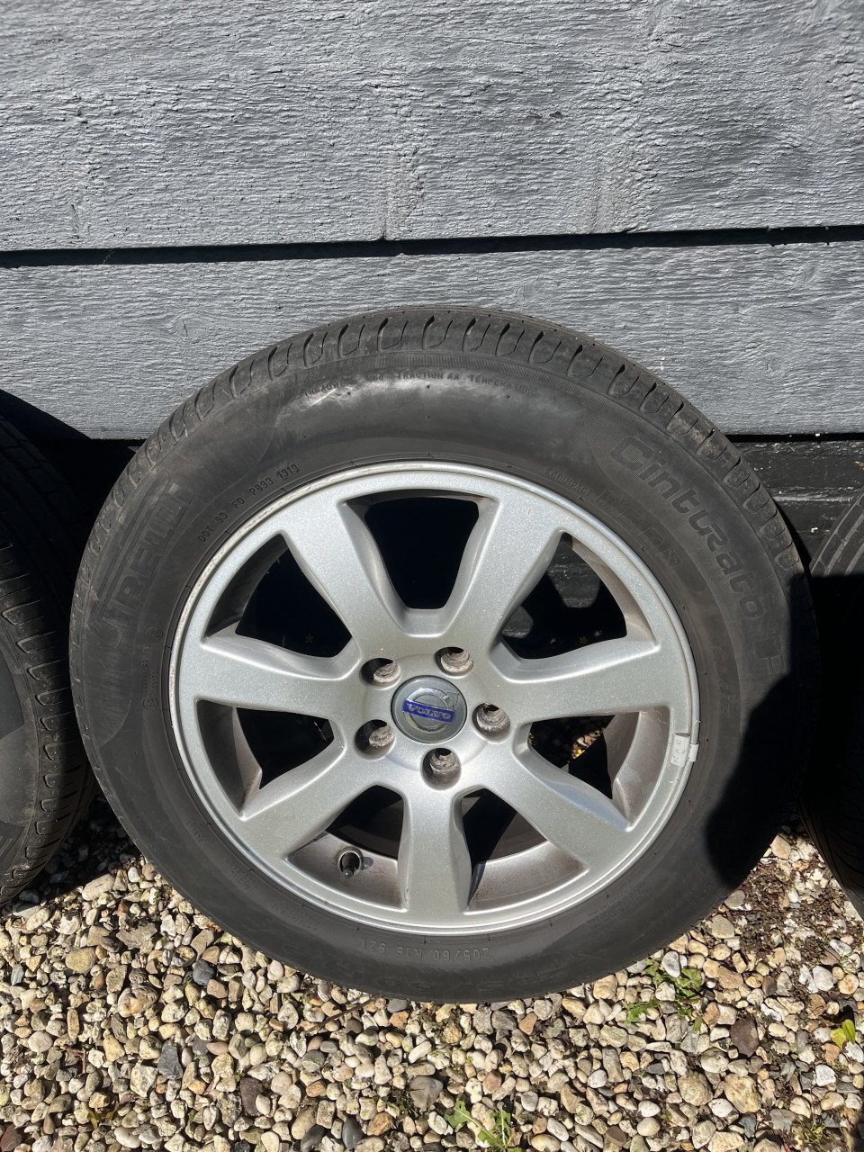 16 inch lichtmetalen velgen met Pirelli banden Volvo