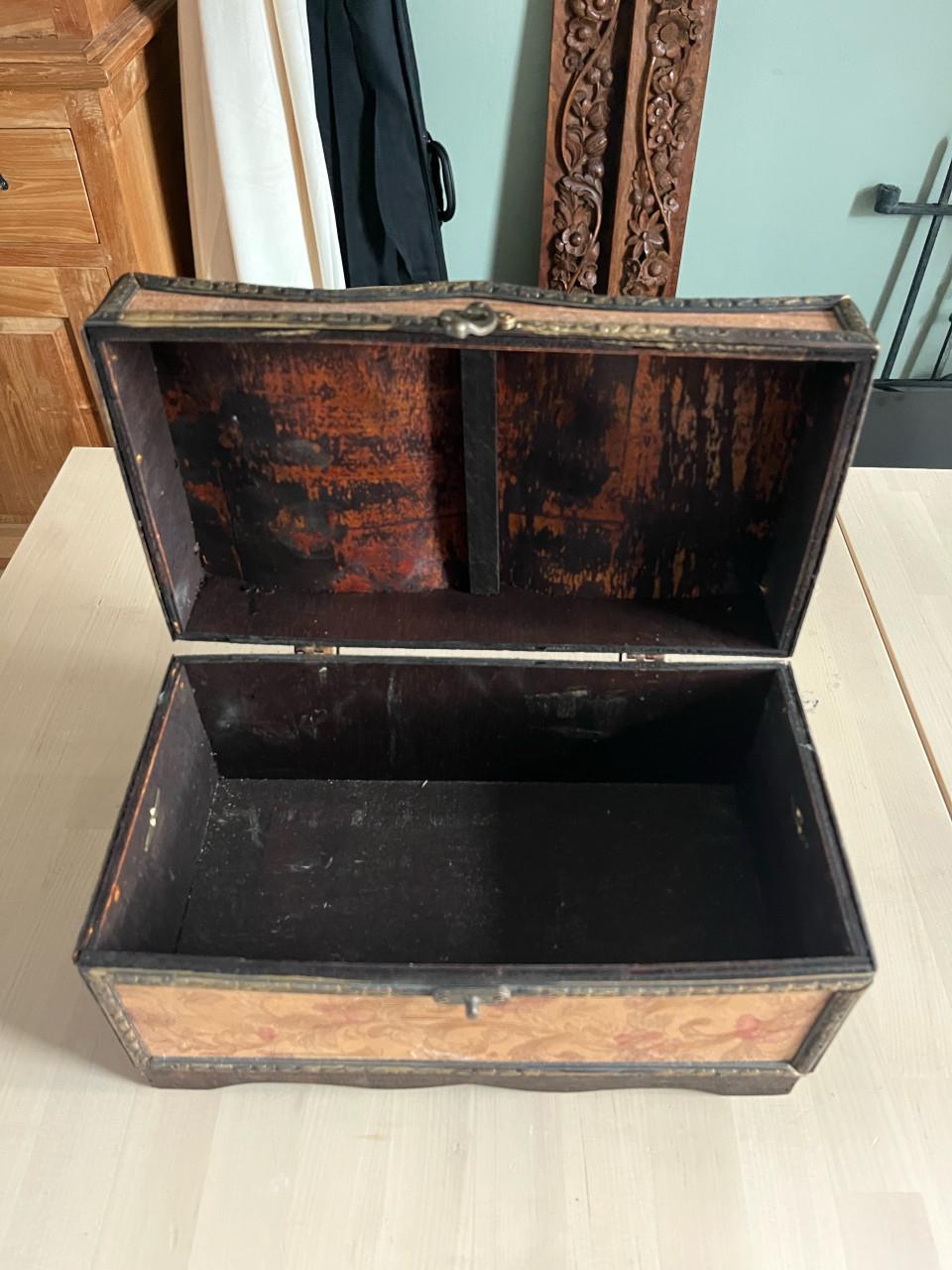 Zeer oud sieraden kistje