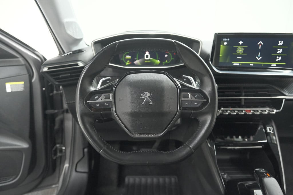 Peugeot 208 puretech 100 eat8 allure | camera | apple carplay | navigatie |