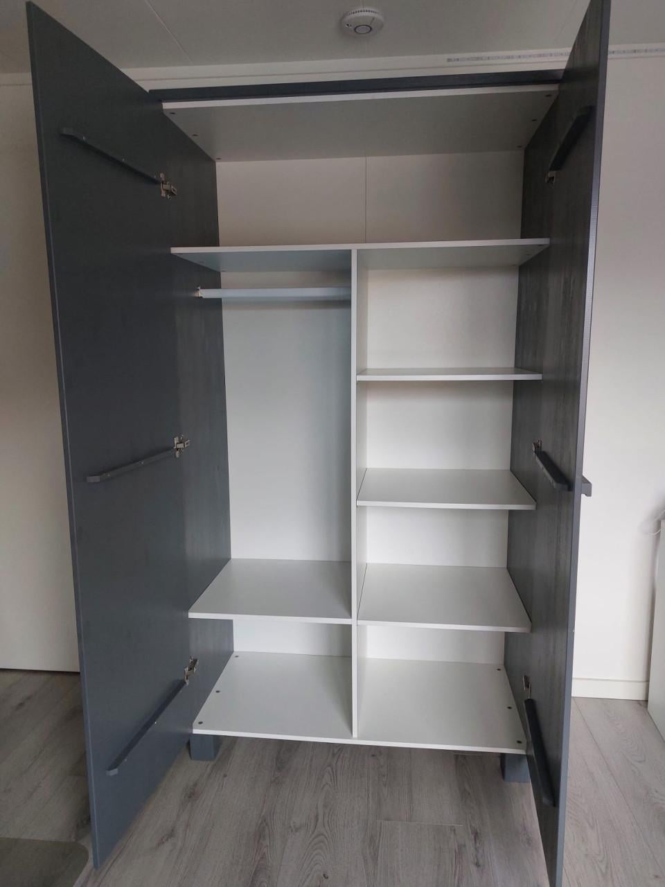 Kledingkast en speelgoedkist van Woood Dennis