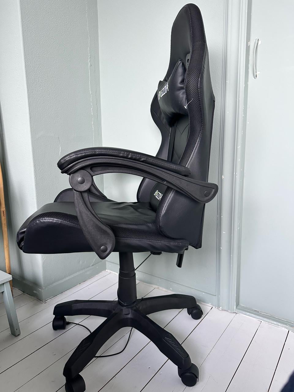 Ergonmische gamingstoel met led en licht effecten.