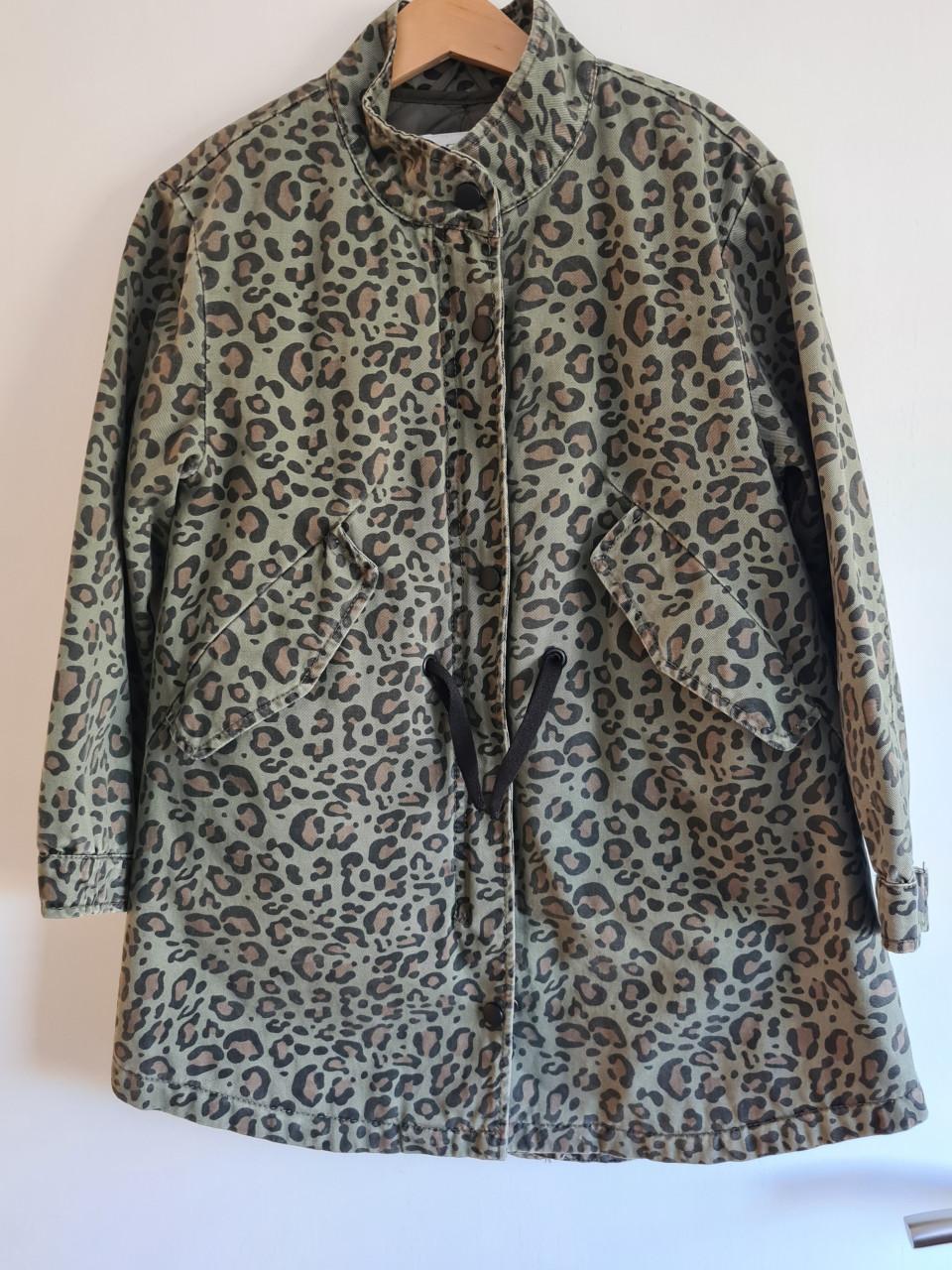 Stoere Zara parka met trendy panterprint in maat 128.