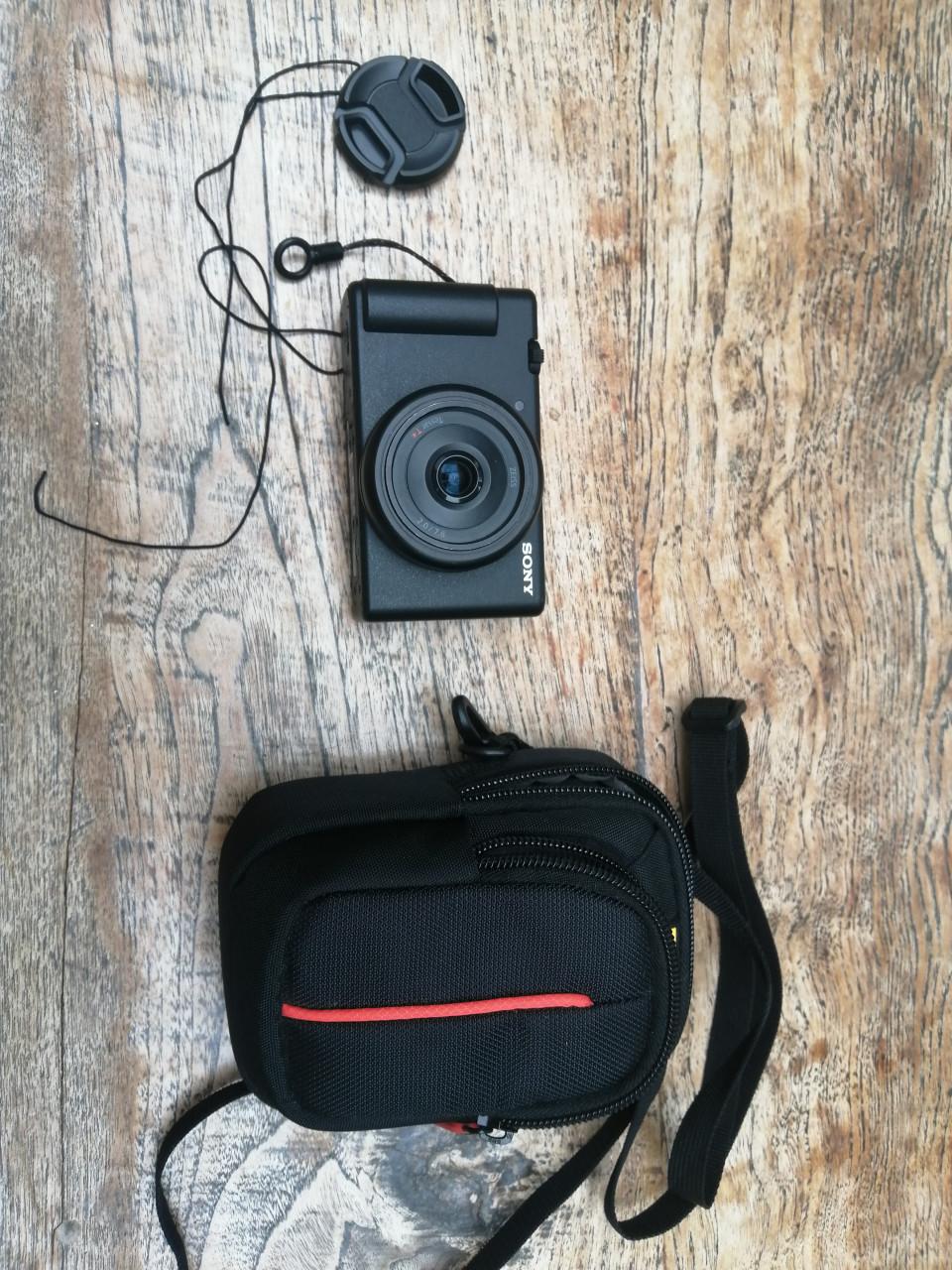 Sony vlogcamera ZV-1F met tasje en lensdop
