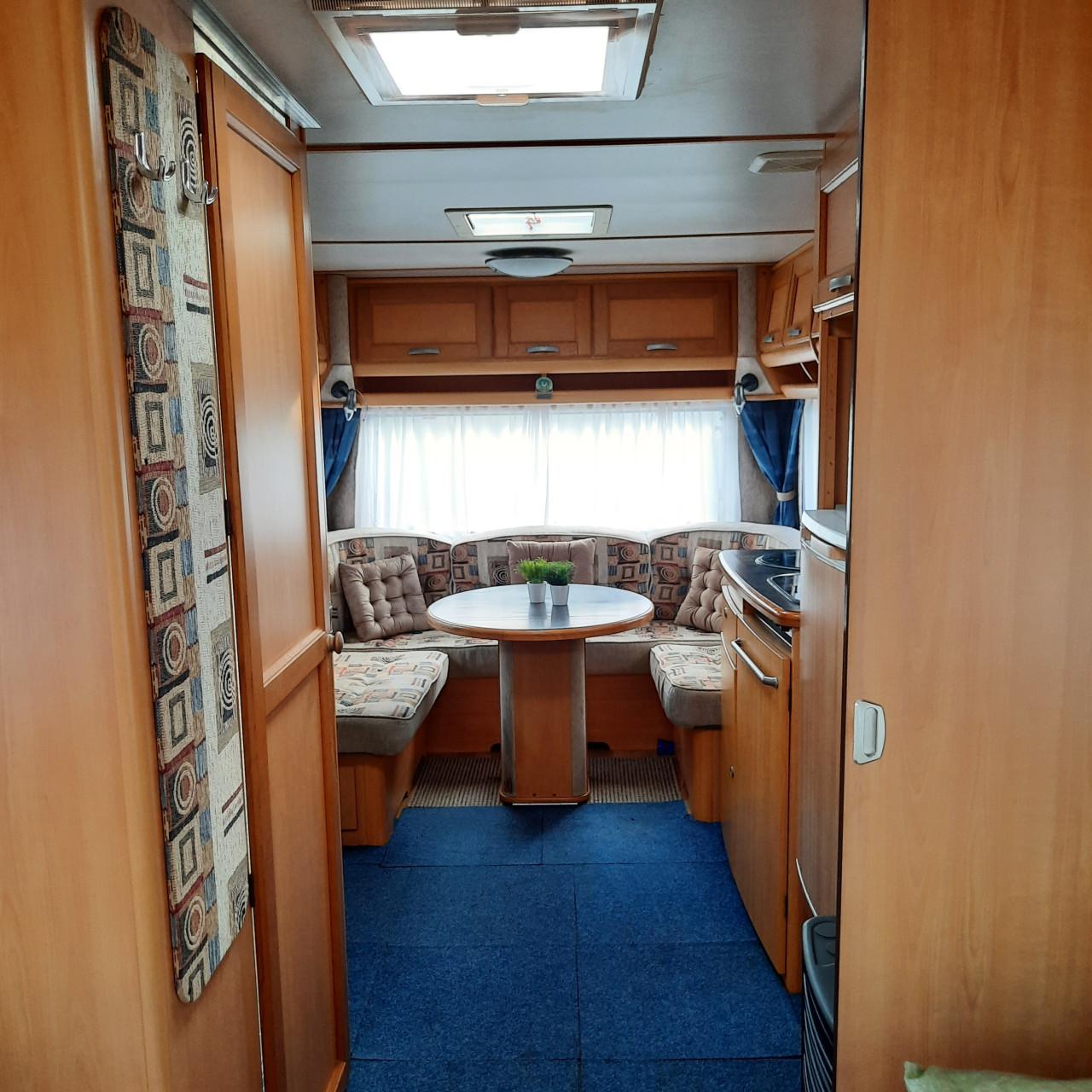 LMC 560 Dominant met voortent en mover (lengtebedden)