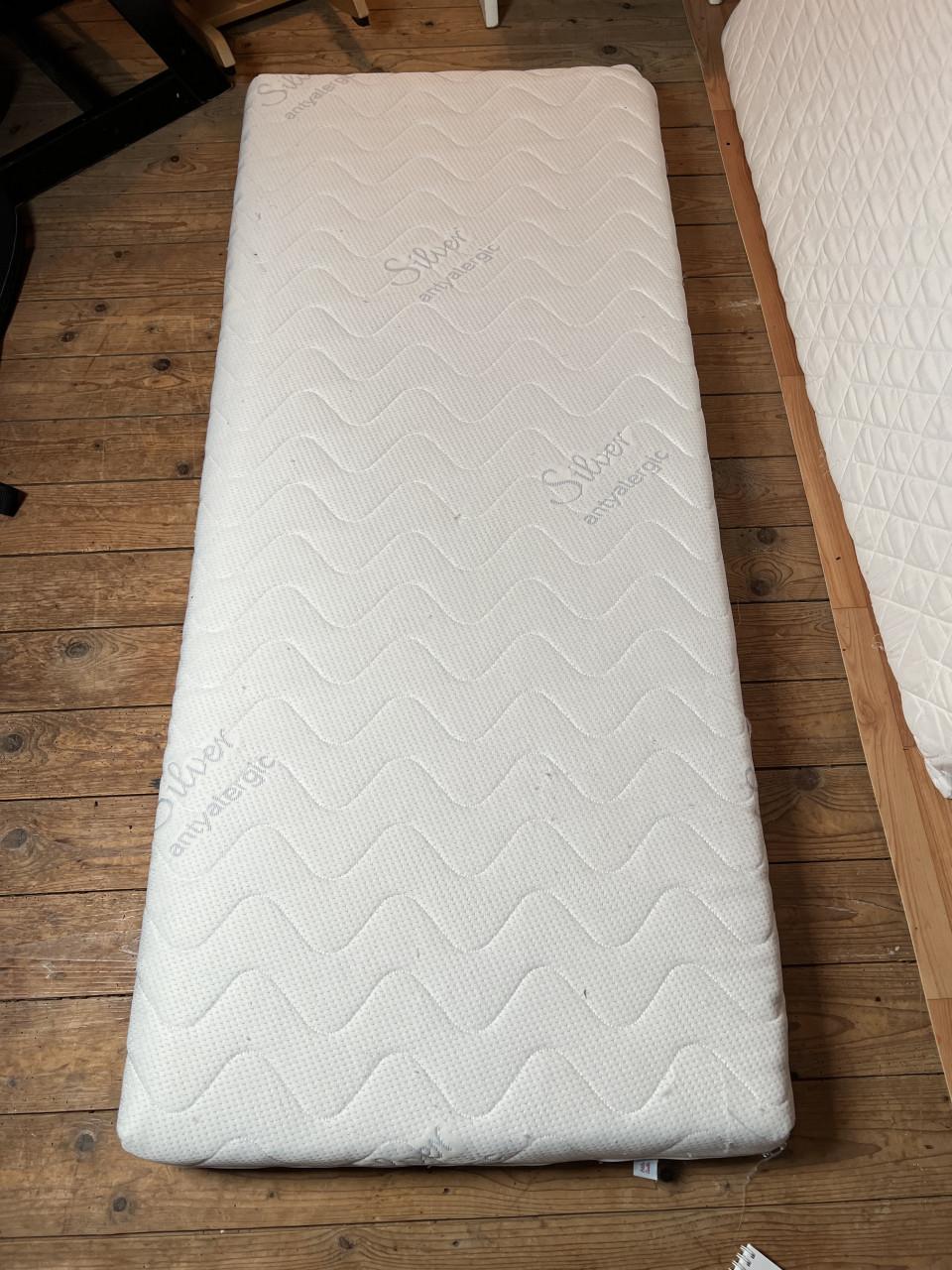 Juniorbed Nuit van Petite Amelie 160x70 met lade en matras