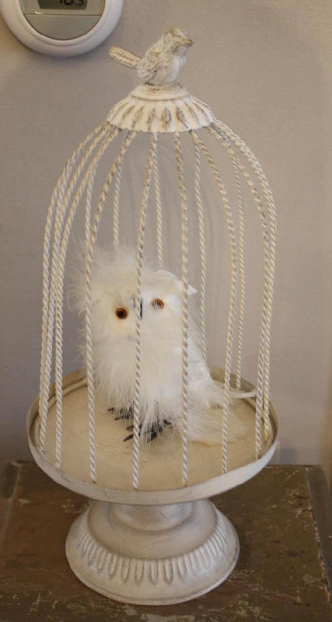 Wit metalen vogelhuisje met vogel