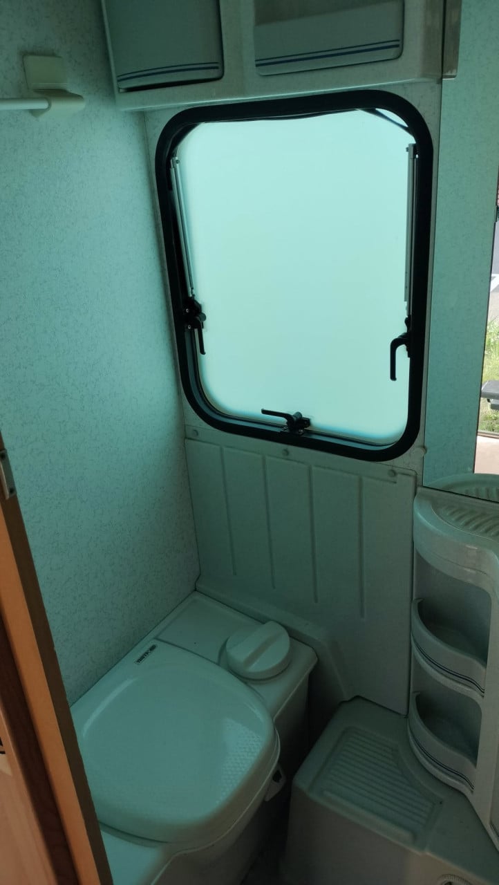 Adria Unica 431 met voortent en luifel en uitbouw