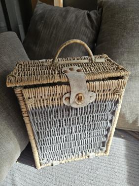 2 vintage picknickmanden met servies voor 2 en 4 personen