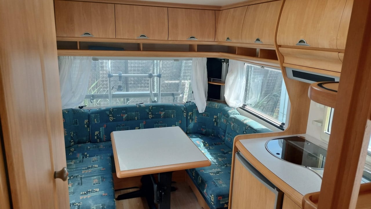 Hobby 460 (2003) met mover en voortent